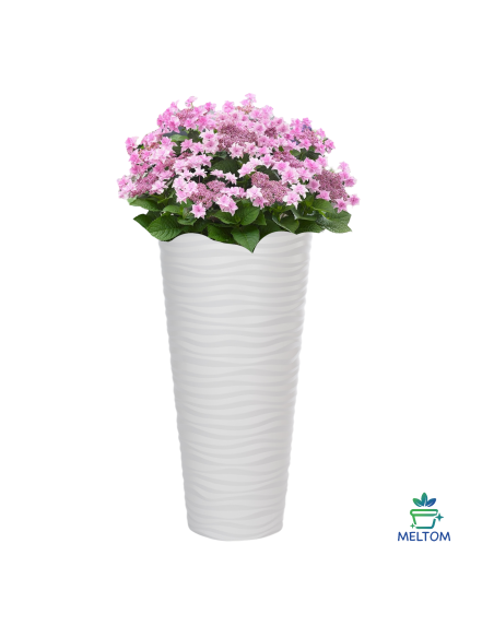 Weißer Blumentopf mit Wellenstruktur, 78 cm hoch, Ø 40 cm, mit Einsatz – bepflanzt mit rosa Hortensien